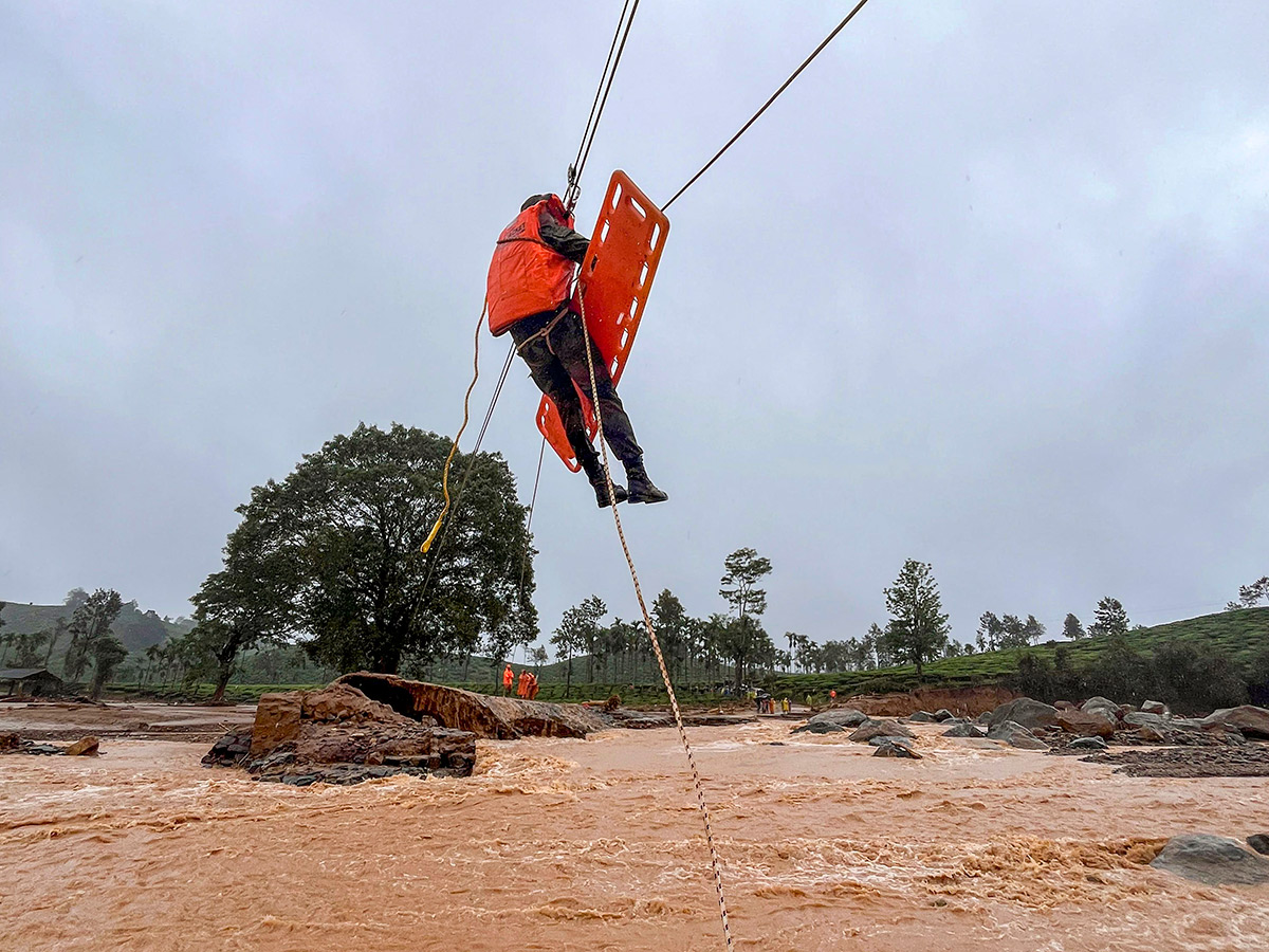 heavy rain in the hilly areas of Wayanad district Kerala Photos8