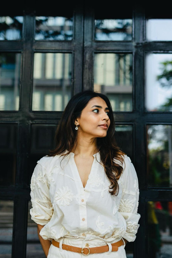 Kantara Beauty Stunning Looks In White Dress14