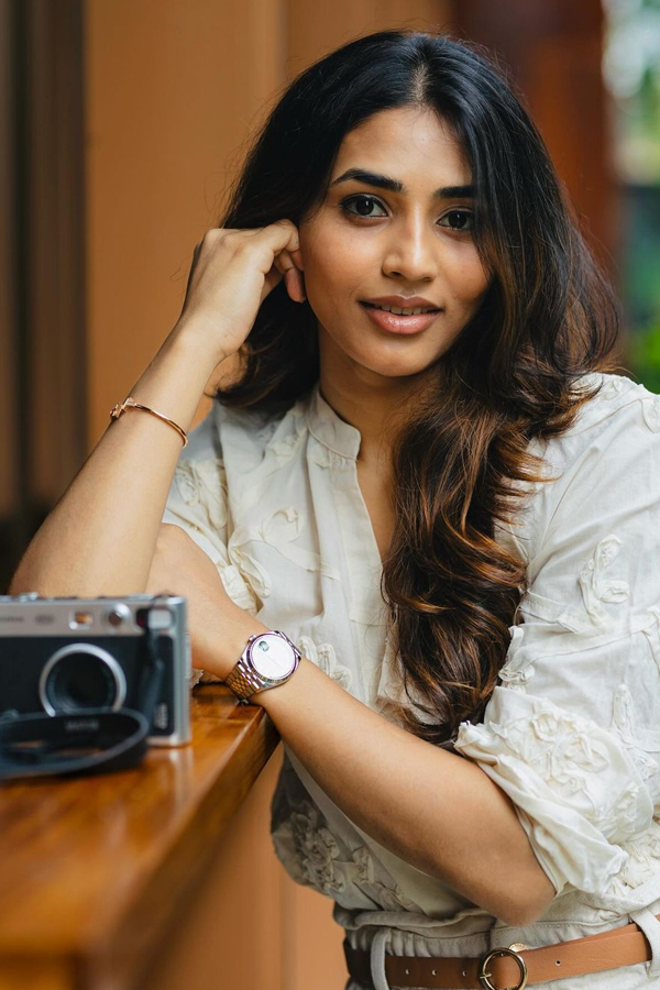 Kantara Beauty Stunning Looks In White Dress15