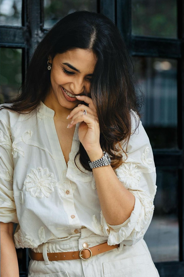 Kantara Beauty Stunning Looks In White Dress8