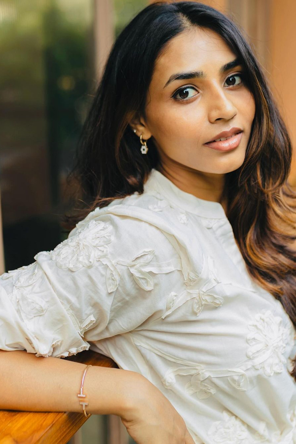 Kantara Beauty Stunning Looks In White Dress10