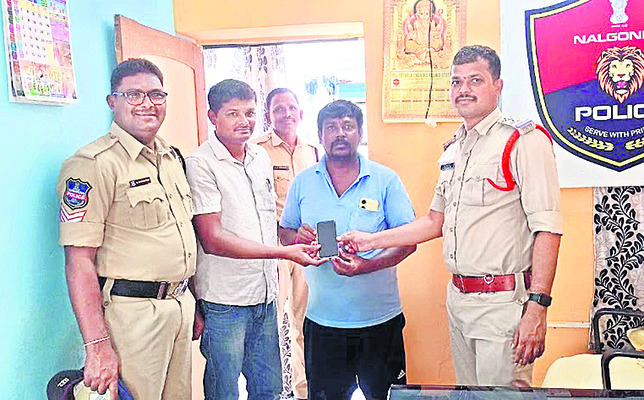 పోగొట్టుకున్న సెల్‌ ఫోన్‌ అప్పగింత2