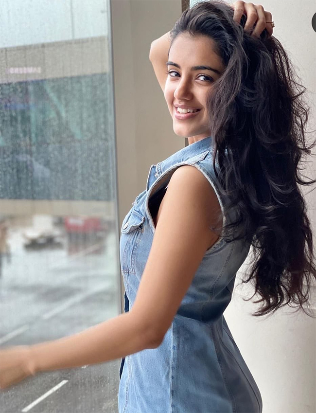 Actress Malavika Sharma hot photos13