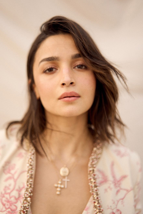 Bollywood Beauty Alia Bhatt Cute Photos In Black Lehanga9