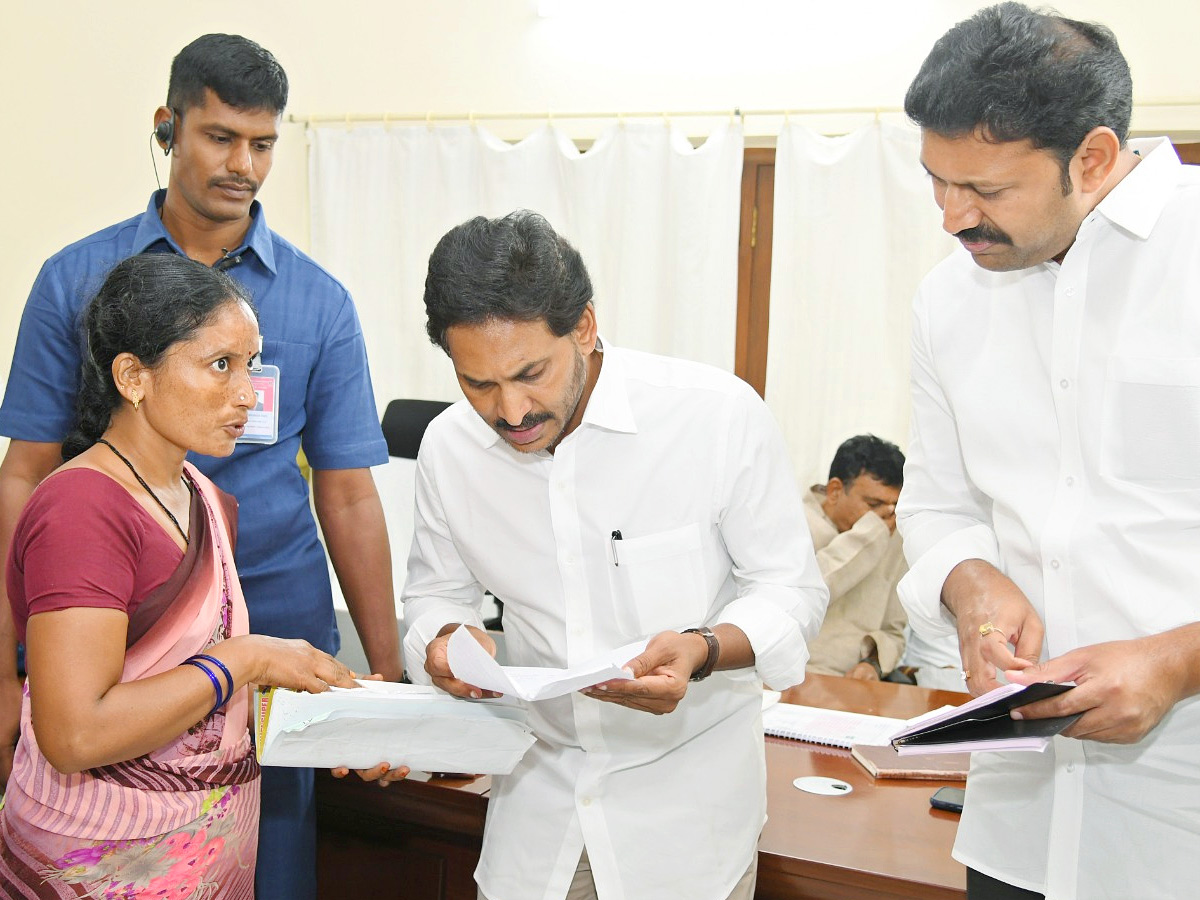 పులివెందులలో ప్రజలతో మమేకమైన వైఎస్‌ జగన్‌ (ఫొటోలు) | YSRCP Leaders and ...