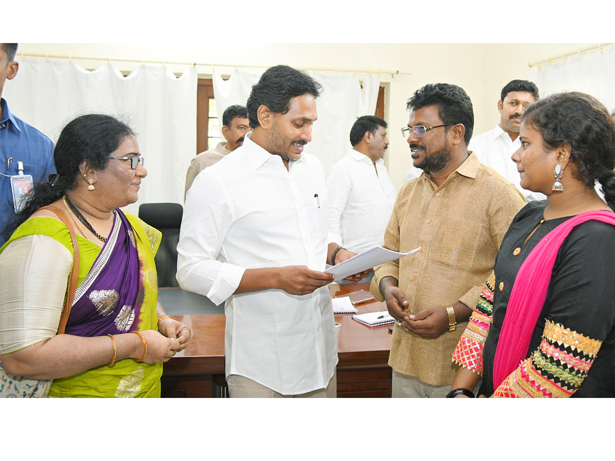 పులివెందులలో ప్రజలతో మమేకమైన వైఎస్‌ జగన్‌ (ఫొటోలు) | YSRCP Leaders and ...