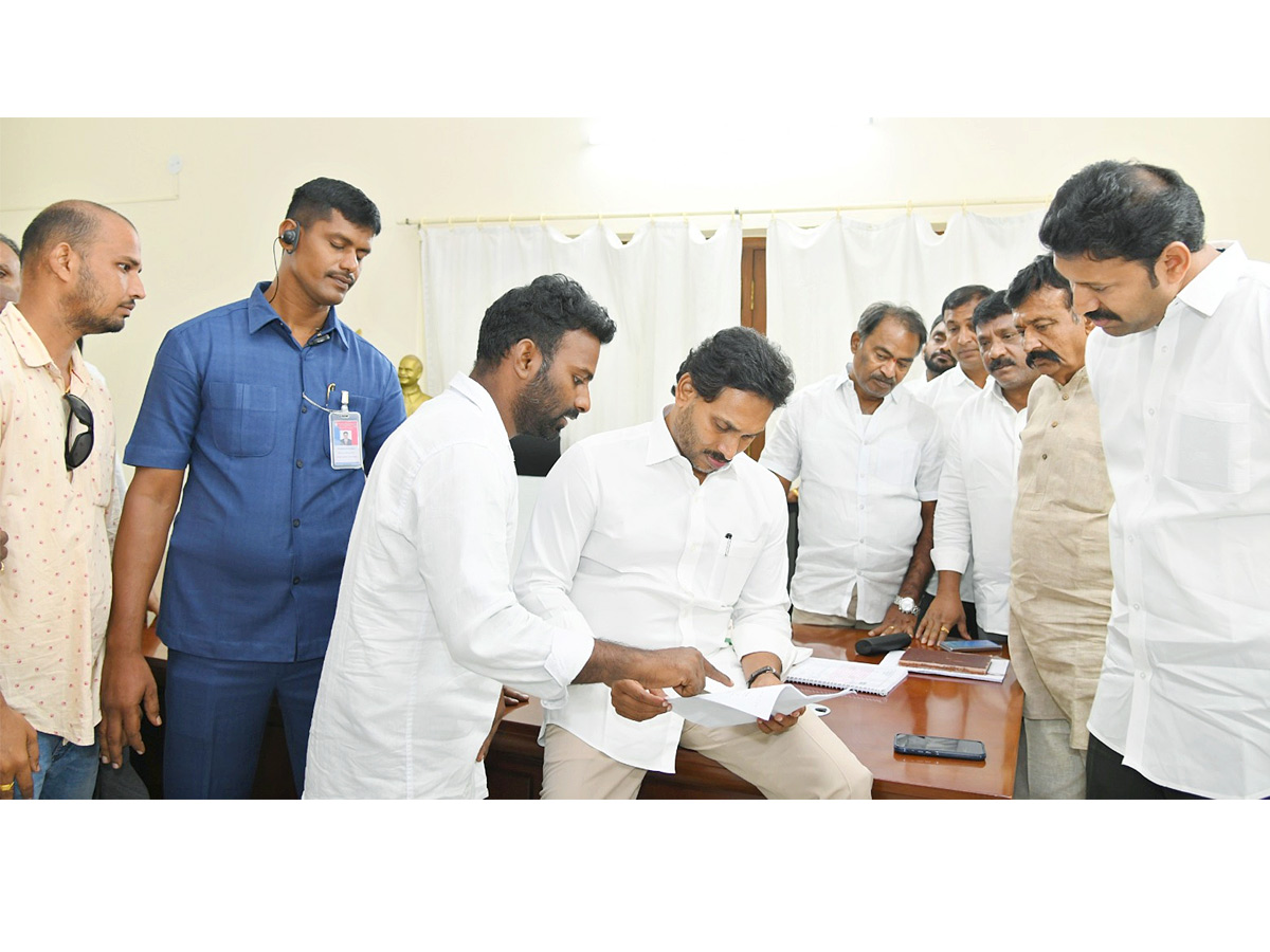 పులివెందులలో ప్రజలతో మమేకమైన వైఎస్‌ జగన్‌ (ఫొటోలు) | YSRCP Leaders and ...