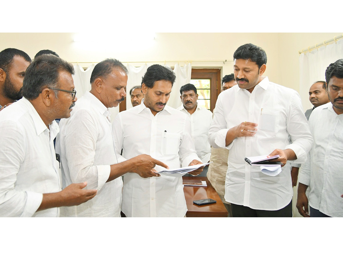 పులివెందులలో ప్రజలతో మమేకమైన వైఎస్‌ జగన్‌ (ఫొటోలు) | YSRCP Leaders and ...