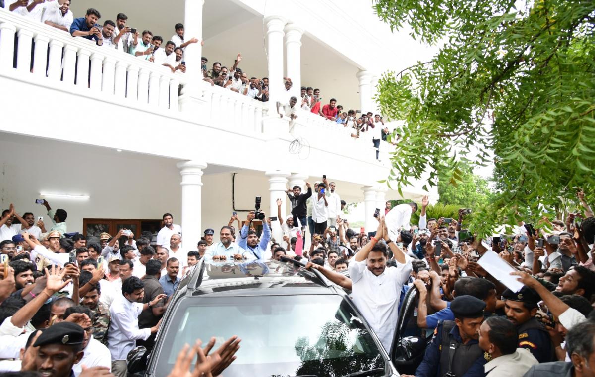 YS Jagan Mohan Reddy Meets People At Pulivendula Photos4