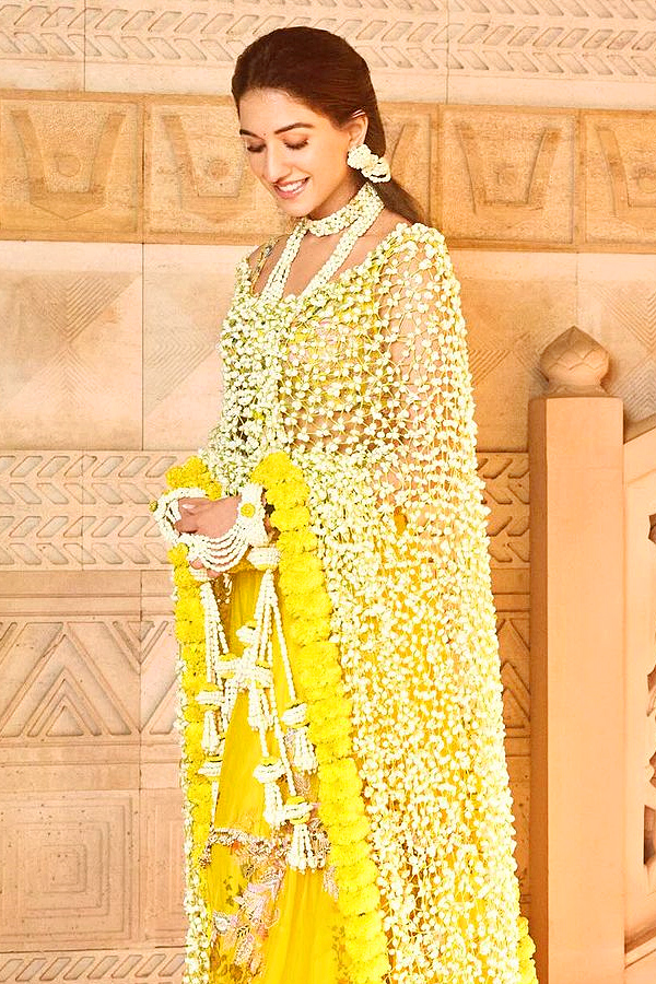 Radhika Merchant dupatta made of flowers is the highlight of her haldi outfit Photos2