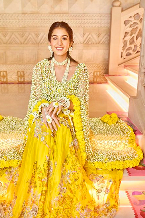 Radhika Merchant dupatta made of flowers is the highlight of her haldi outfit Photos11