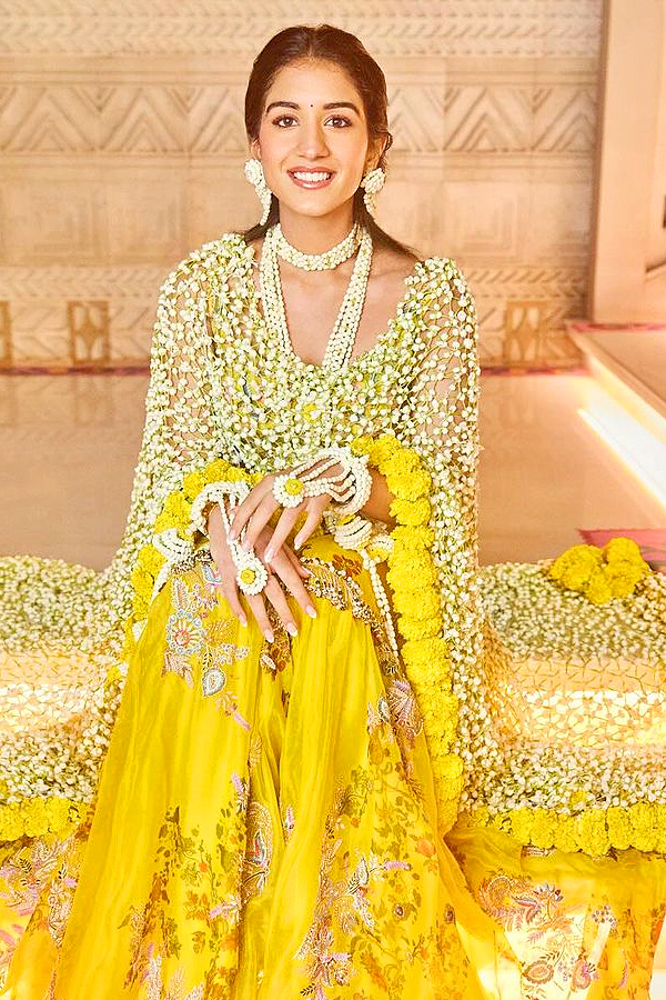 Radhika Merchant dupatta made of flowers is the highlight of her haldi outfit Photos6
