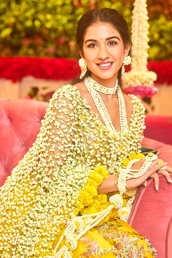 Radhika Merchant dupatta made of flowers is the highlight of her haldi outfit Photos7
