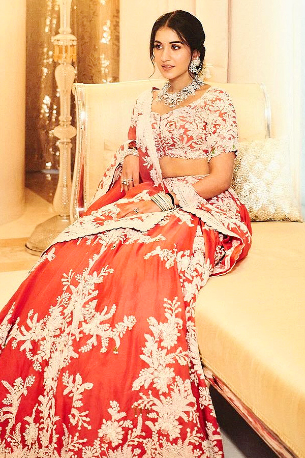 Radhika Merchant dupatta made of flowers is the highlight of her haldi outfit Photos8