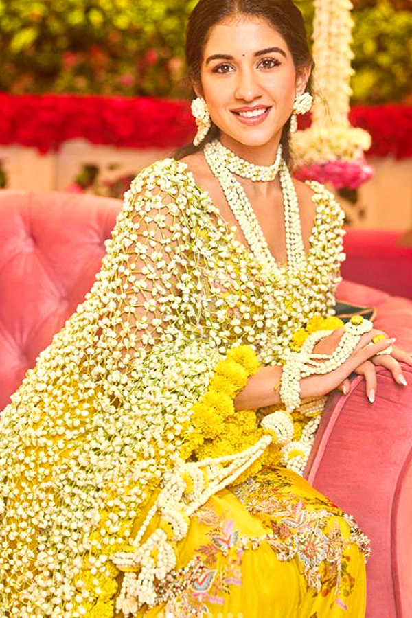 Radhika Merchant dupatta made of flowers is the highlight of her haldi outfit Photos10