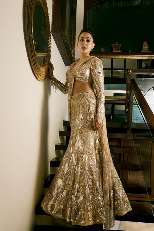 Actress Sara Ali Khan At Anant And Radhika Haldi Ceremony Photos viral11