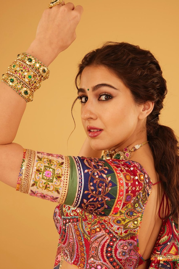 Actress Sara Ali Khan At Anant And Radhika Haldi Ceremony Photos viral3
