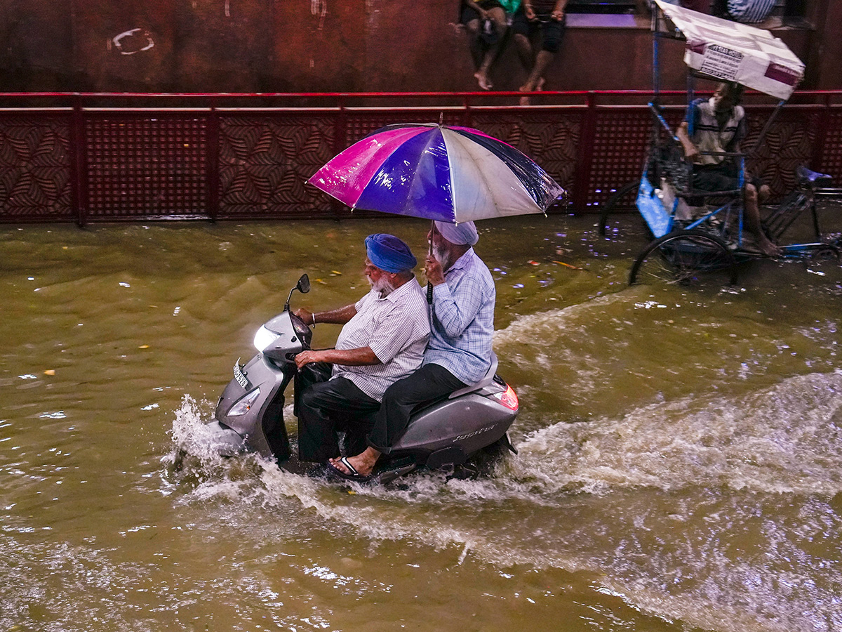 Heavy rainfall in Delhi Photos15