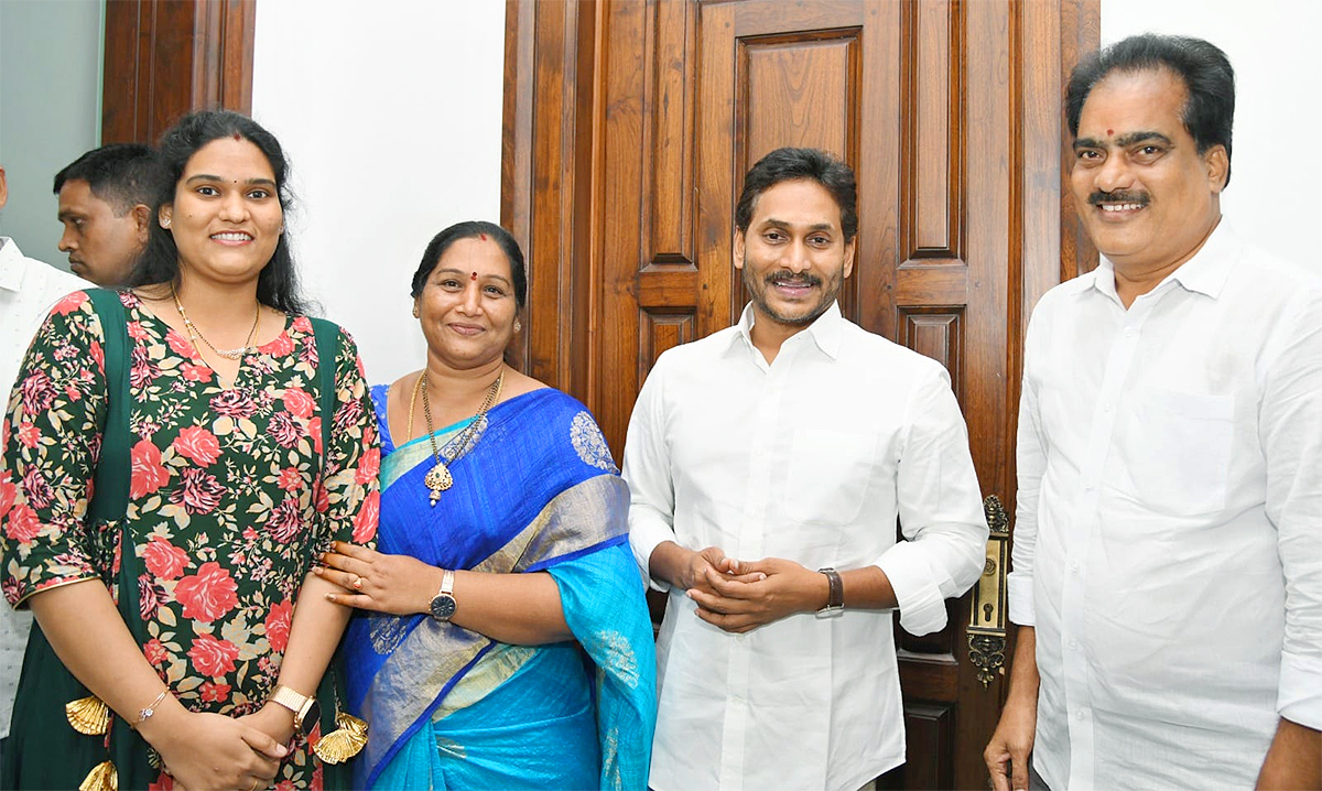 YS Jagan Meets YSRCP Activities At Camp Office Photos23