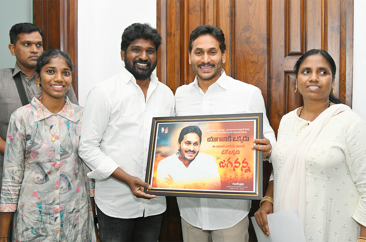 YS Jagan Meets YSRCP Activities At Camp Office Photos8