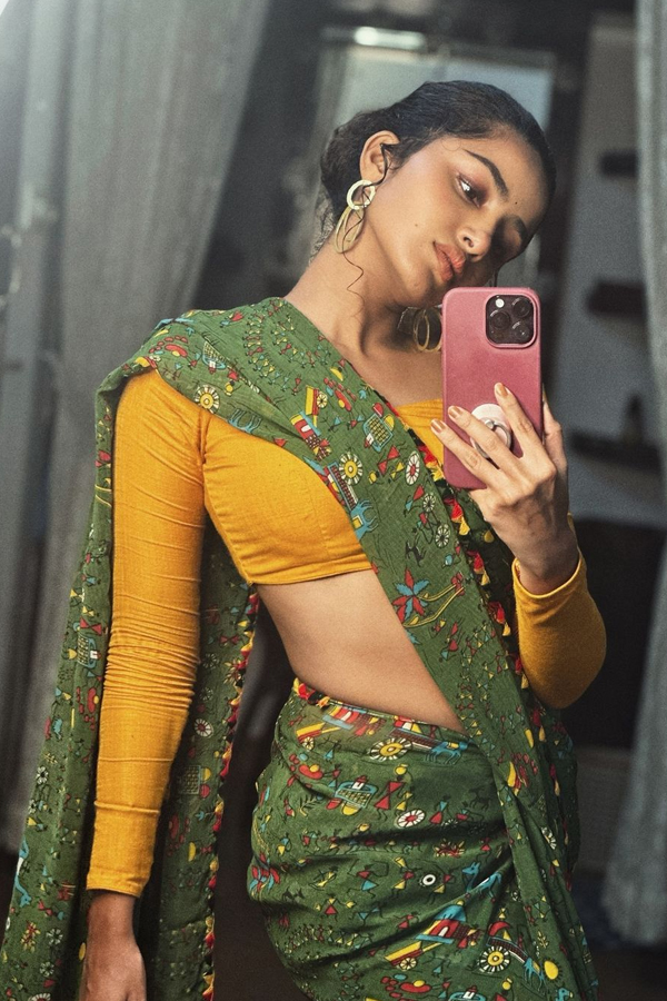 Actress Anupama Parameswaran Stunning Photos In Saree4