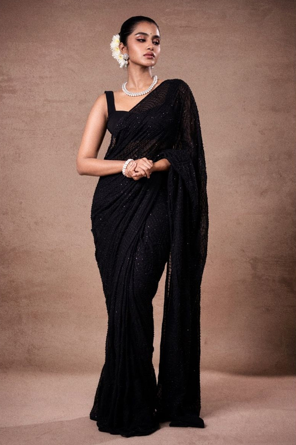 Actress Anupama Parameswaran Stunning Photos In Saree10