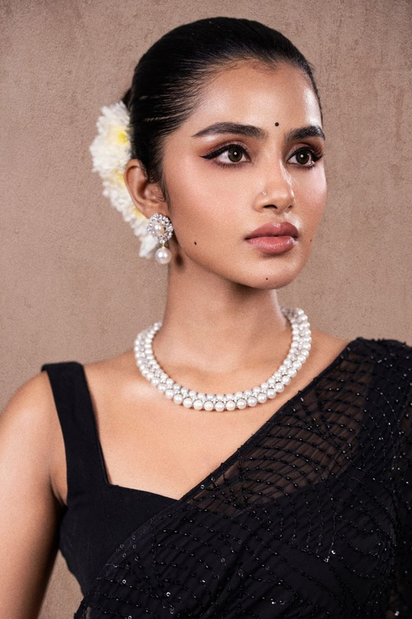 Actress Anupama Parameswaran Stunning Photos In Saree11