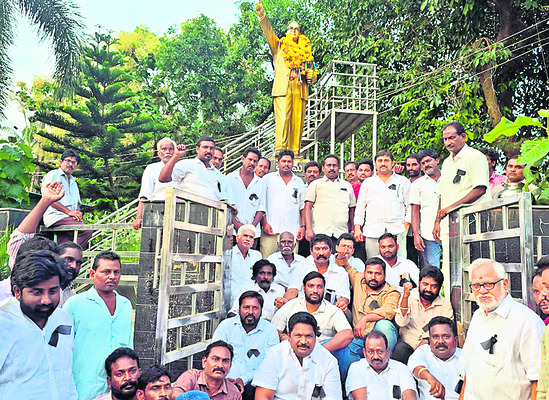 స్మృతివనంపై దాడి అమానుషం1