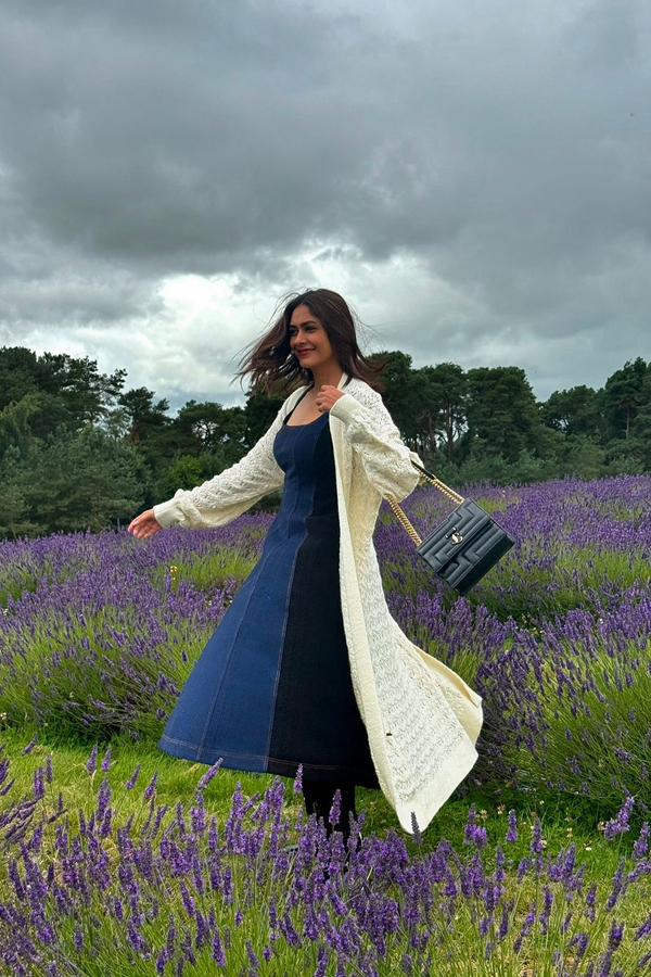 Mrunal Thakur Stunning Photos In Flower Garden Goes Viral17