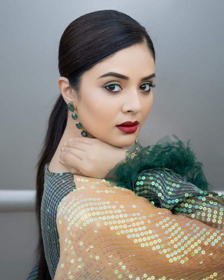 Anchor Sreemukhi Latest Photos Goes Viral4