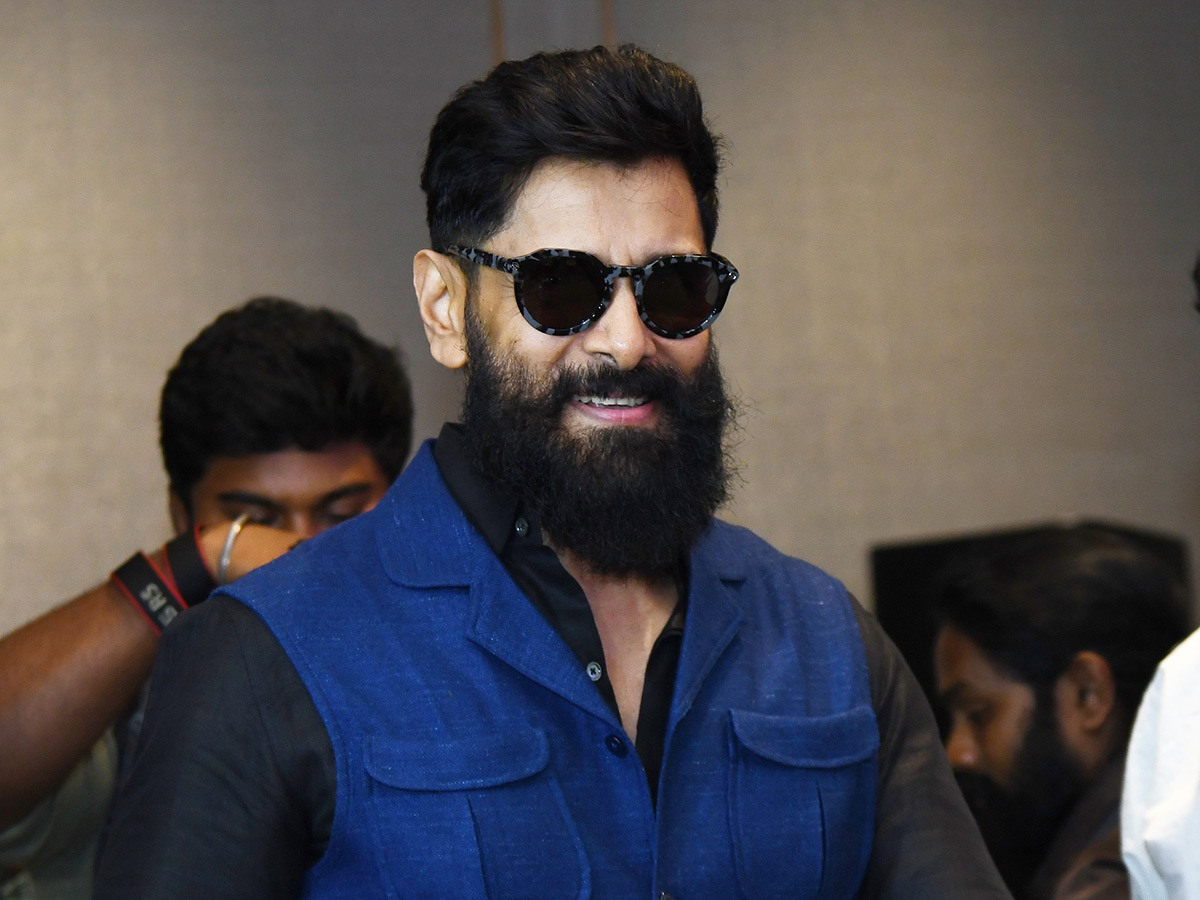 Hero Chiyaan Vikram in Vijayawada Photos15