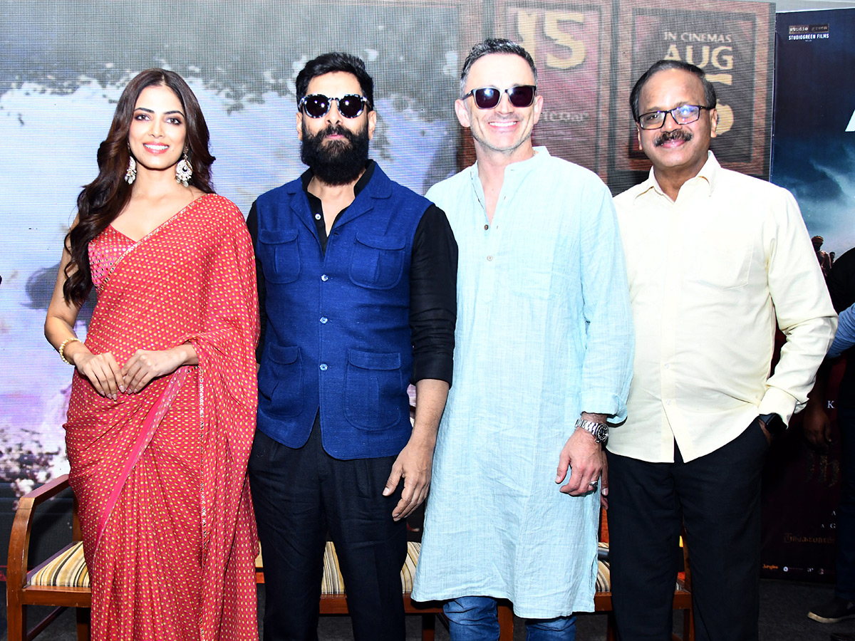 Hero Chiyaan Vikram in Vijayawada Photos17