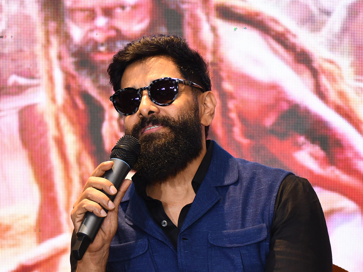 Hero Chiyaan Vikram in Vijayawada Photos18