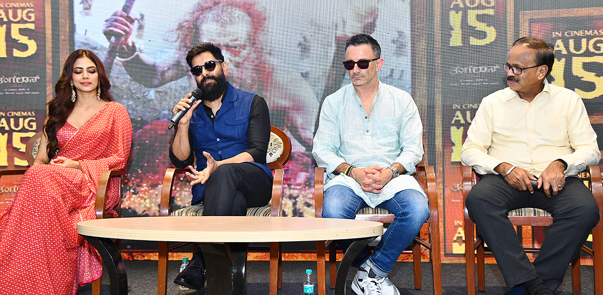 Hero Chiyaan Vikram in Vijayawada Photos4