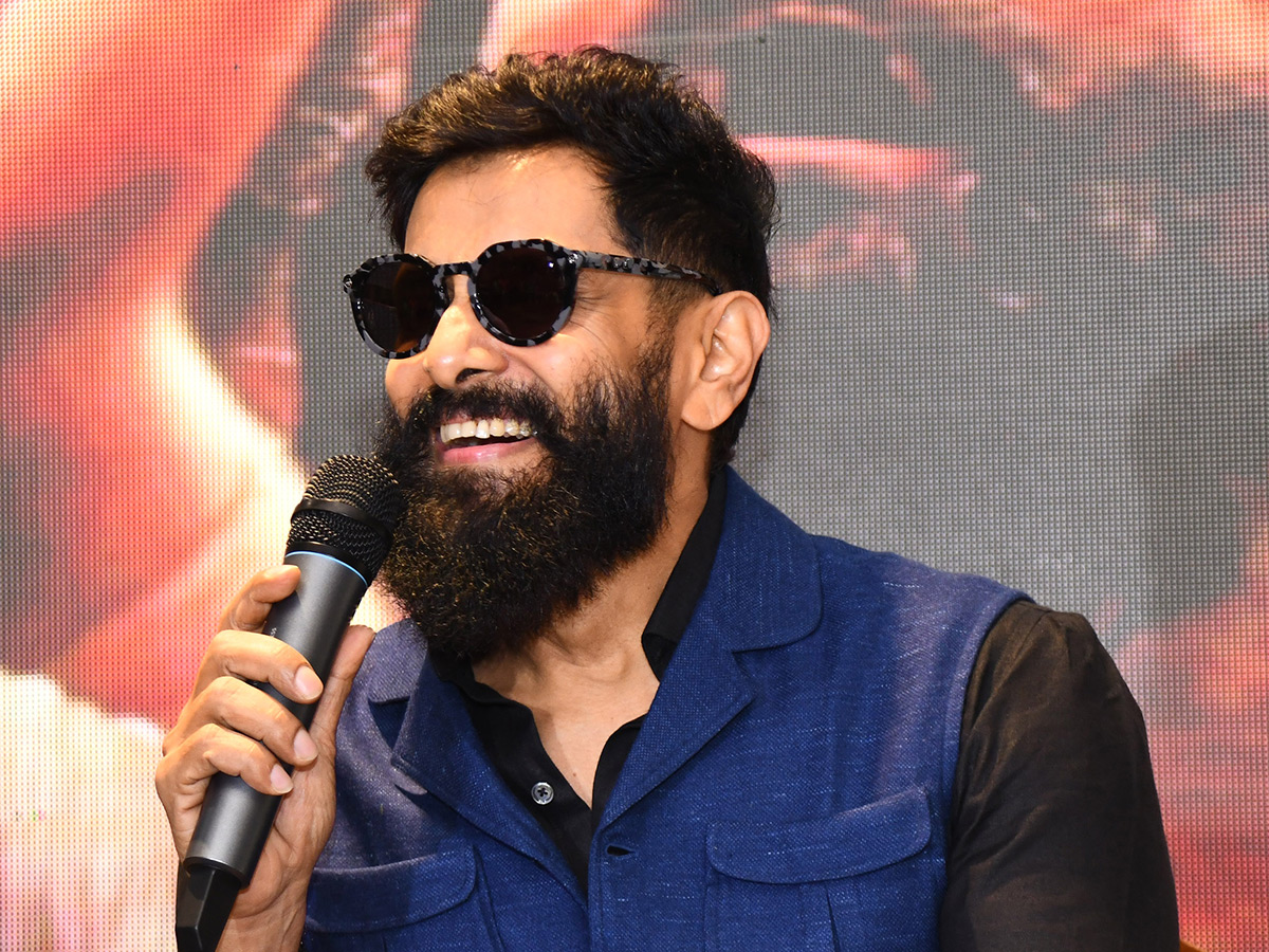 Hero Chiyaan Vikram in Vijayawada Photos5