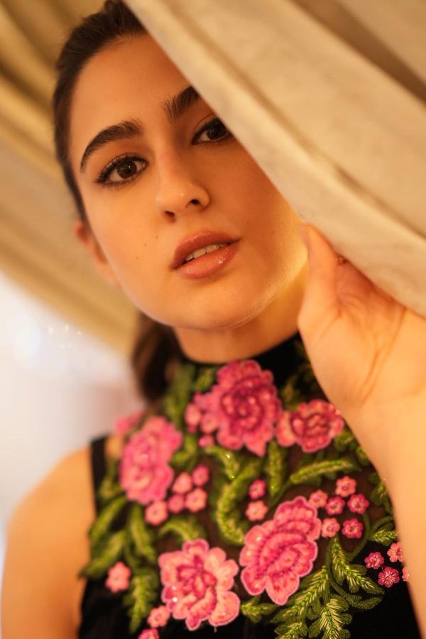 Bollywood Beauty Sara Ali Khan Birthday Special Rare Photo Gallery13
