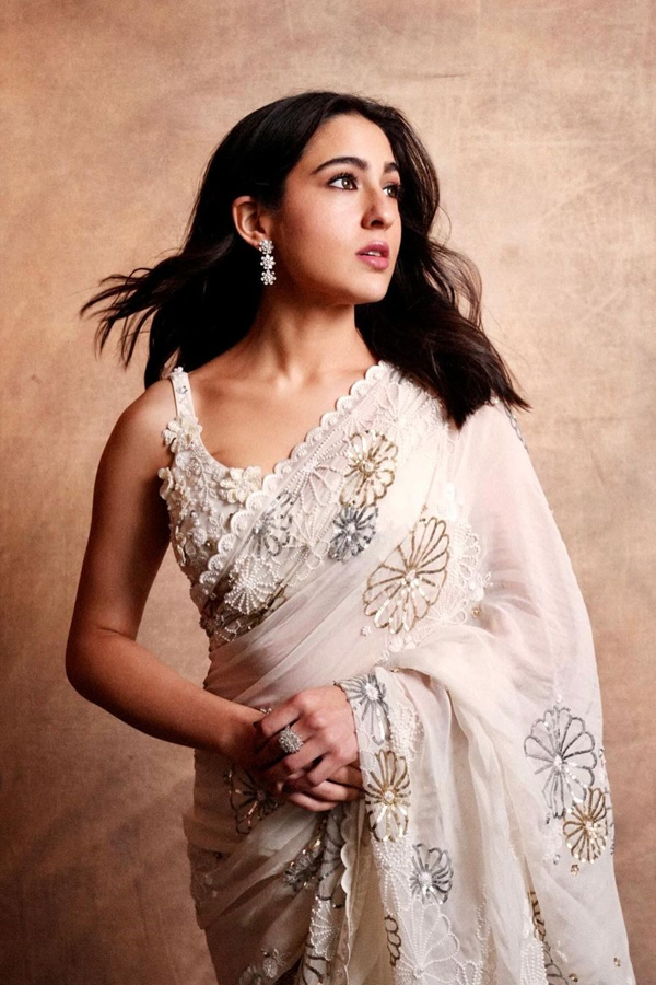 Bollywood Beauty Sara Ali Khan Birthday Special Rare Photo Gallery18