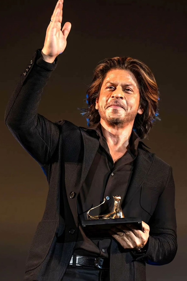 Bollywood Actor Shah Rukh Khan Received 77th Locarno Film Festival Award8