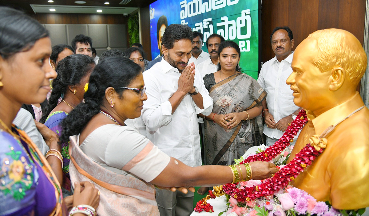 YS Jagan Meets Anakapalle and Madugula YSRCP Leaders 10