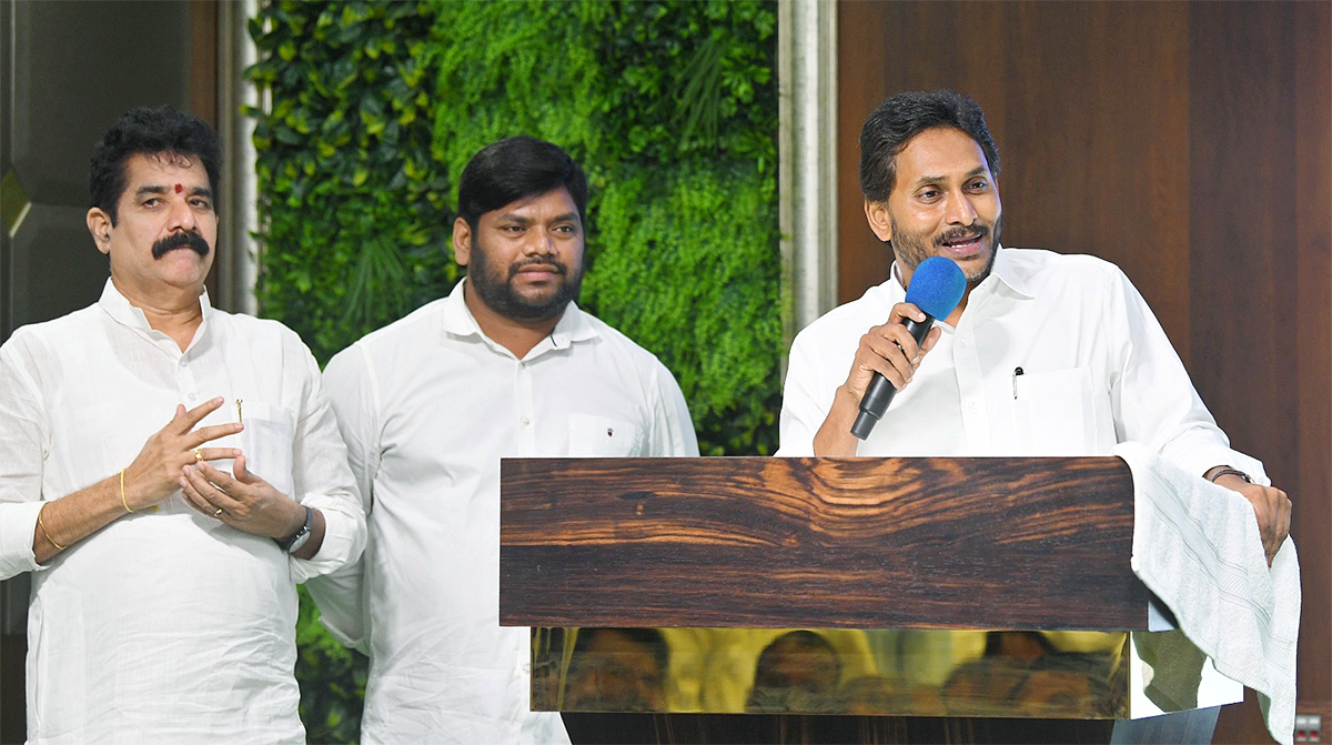 YS Jagan Meets Anakapalle and Madugula YSRCP Leaders 14