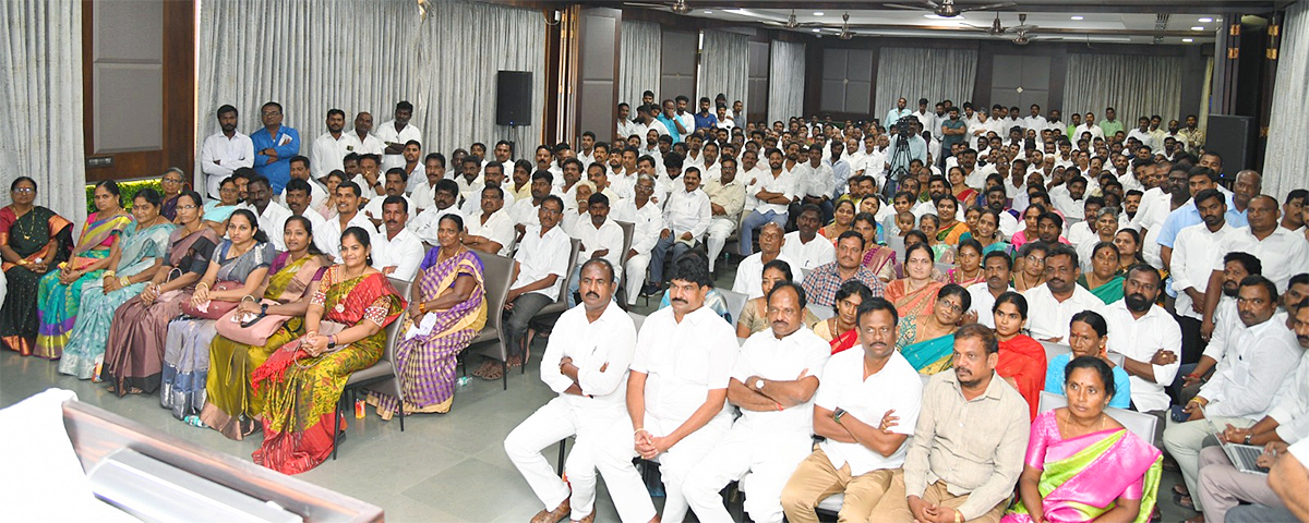YS Jagan Meets Anakapalle and Madugula YSRCP Leaders 3
