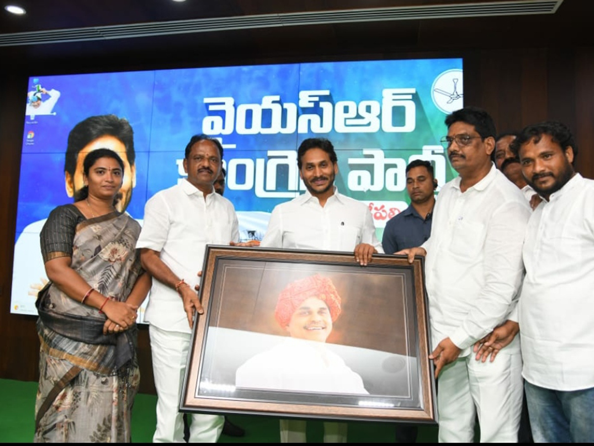 YS Jagan Meets Anakapalle and Madugula YSRCP Leaders 5