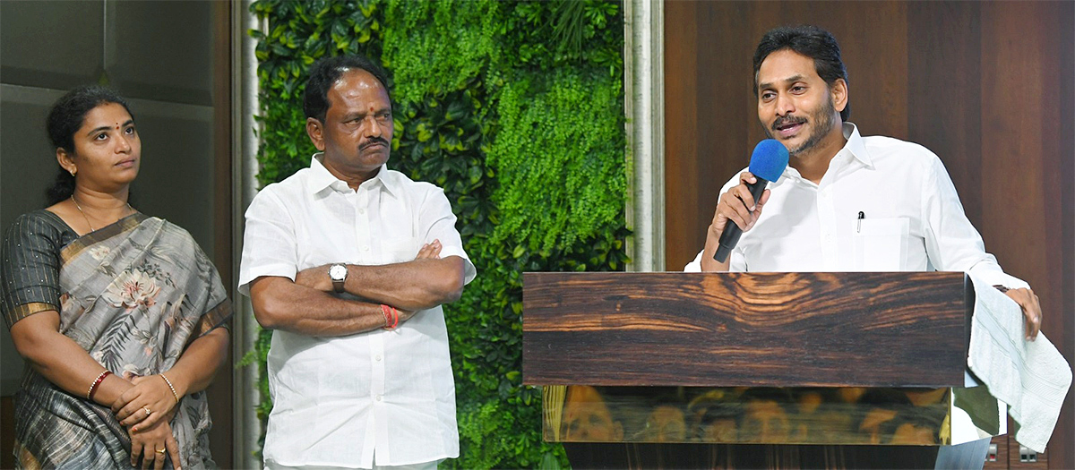 YS Jagan Meets Anakapalle and Madugula YSRCP Leaders 7
