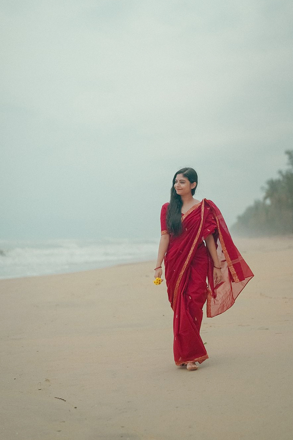 Malayalam Beauty Akhila Bhargavan Beach Side Photos In Red Saree Goes Viral2