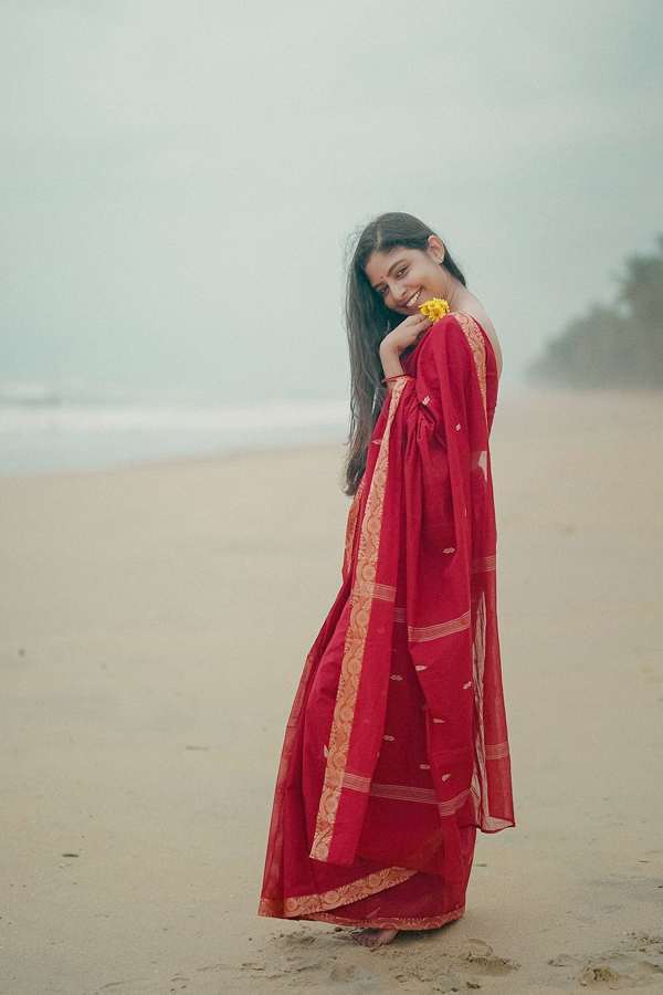Malayalam Beauty Akhila Bhargavan Beach Side Photos In Red Saree Goes Viral11