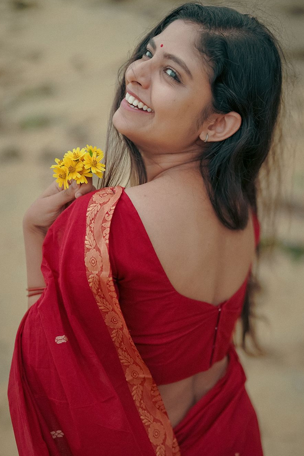 Malayalam Beauty Akhila Bhargavan Beach Side Photos In Red Saree Goes Viral3