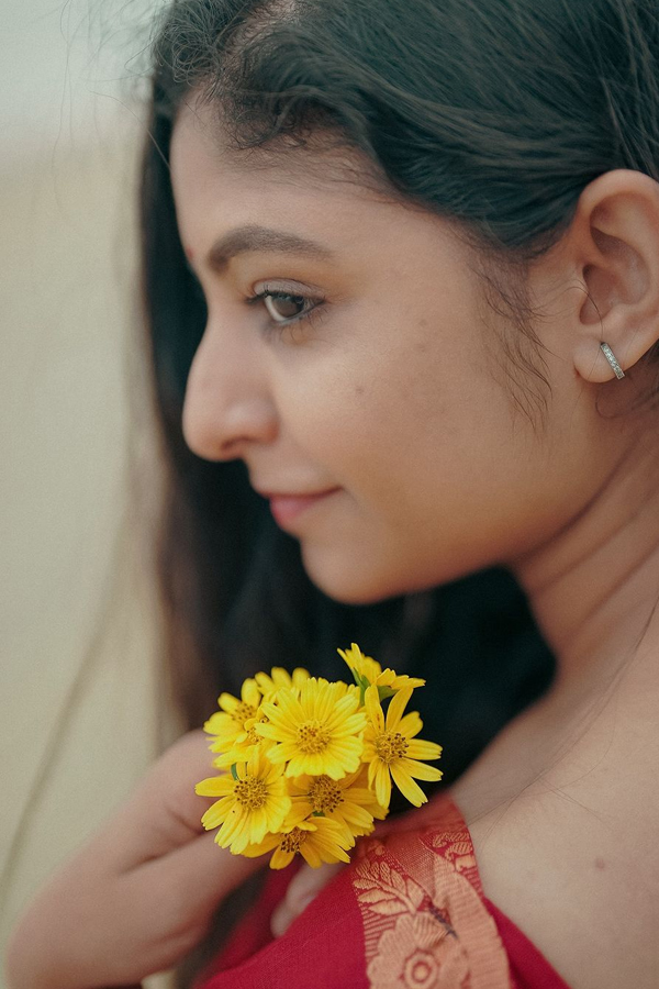 Malayalam Beauty Akhila Bhargavan Beach Side Photos In Red Saree Goes Viral5