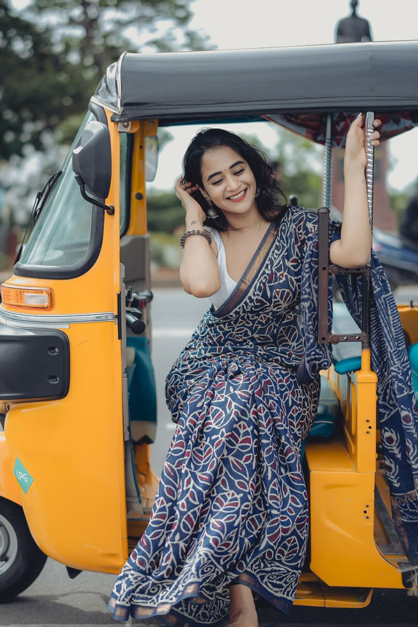 YouTuber Deepthi Sunaina Stunning Photos In Blue Saree2
