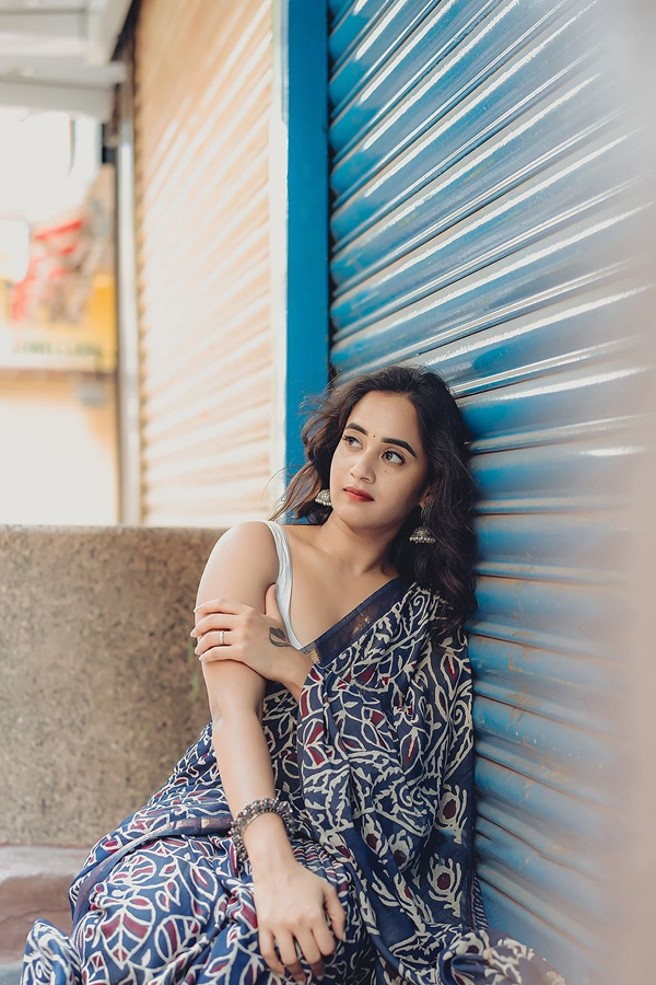 YouTuber Deepthi Sunaina Stunning Photos In Blue Saree13