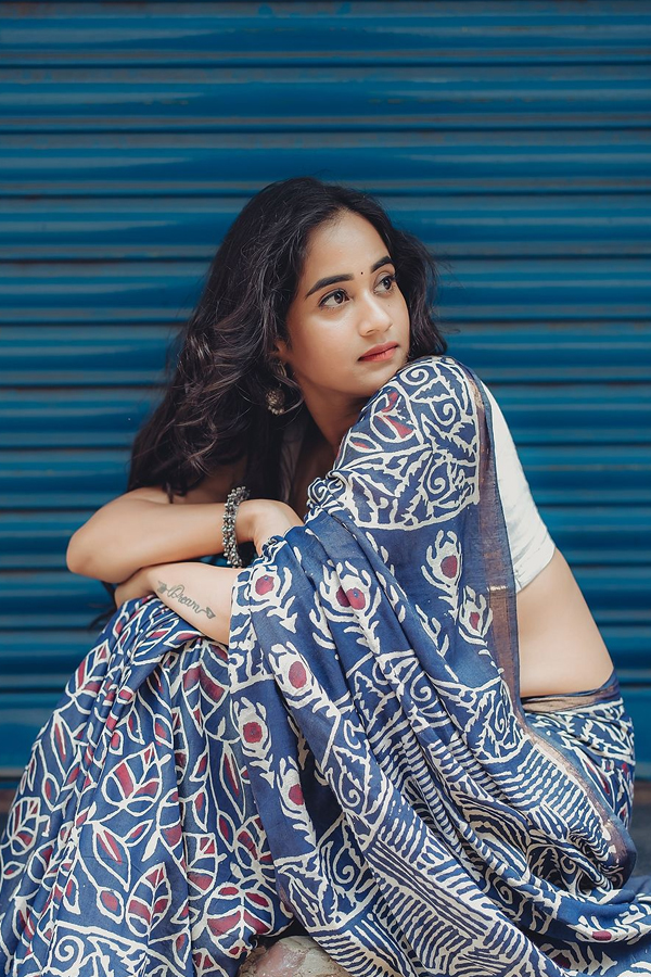 YouTuber Deepthi Sunaina Stunning Photos In Blue Saree14